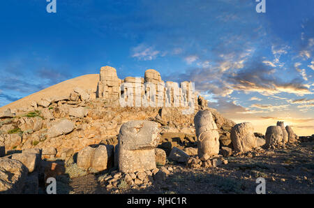 Statue tête au coucher du soleil, à partir de la gauche, l'Aigle, Antiochus, la Commagène, Zeus, Apollon, & Herekles, terrasse est, le Mont Nemrut Dagi Nemrud ou Banque D'Images