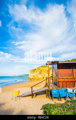 Cabane de plage en bois et de chaises sur plage déserte dans l'avant-saison Banque D'Images