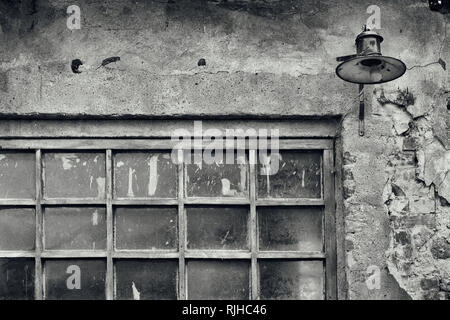 Vieille maison avec lanterne murale Banque D'Images