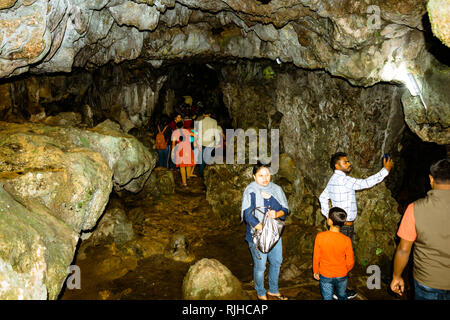 Meghalaya, Haïfa, 6 mai : Groupe de touristes en visite à Mawsmai Grotte. Étroit, grotte de calcaire robuste avec pièce faiblement éclairée point d'accès et de semelles inégale Banque D'Images