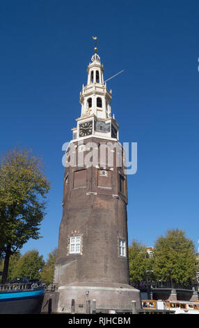Amsterdam, Pays-Bas, le 10 octobre 2018 : plan rapproché sur Montelbaanstoren tour avec ciel bleu sur l'arrière-plan Banque D'Images