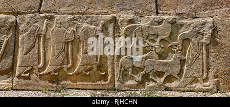 Photos et images orthostat sculpté relief Hittite décoratifs du Sphinx Gate. Panneau de gauche montre une procession à la suite (à droite) un homme conduisant les chèvres t Banque D'Images