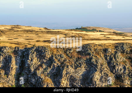 Le canyon de la rivière Kasakh et plateau recouvert avec de l'herbe sèche jauni près de Ashtarak ville Banque D'Images