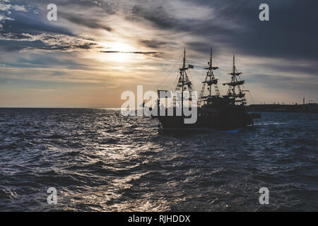 Faux pirate bateau de croisière pour les touristes pendant le coucher du soleil dans le port de Thessalonique Banque D'Images