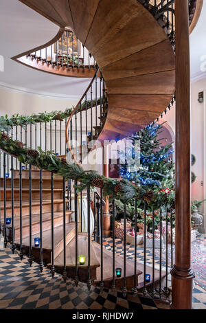 Arbre de Noël dans le couloir de grands axes en porte-à-faux flottant escaliers Banque D'Images