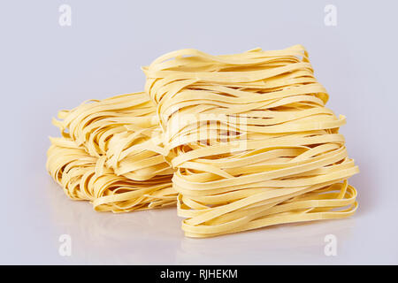 Nouilles laminées sèches d'épaisseur de forme carrée. Capelli d'angelo, les cheveux d'Ange - pâtes. Les pâtes italiennes tagliatelles faites maison. La cuisine italienne. Les nouilles aux oeufs. Banque D'Images