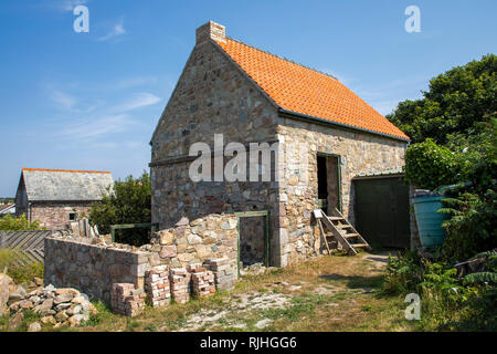 Vue de l'arrière et de côté le moulin à eau à Aurigny montrant le début de la construction d'une forge annexe. Banque D'Images