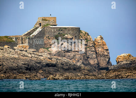 Exemples de pierres fines à victorien Chateau L'Etdm sur Alderney, Channel Islands. De grandes zones de ciel bleu disponible pour copier l'espace. Banque D'Images