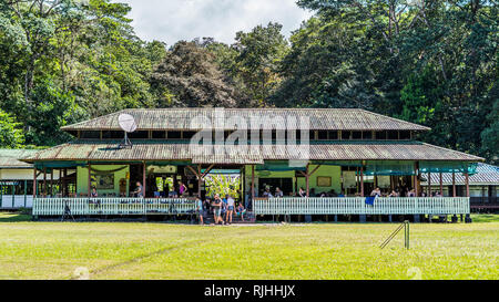 Une belle photo de la Ranger Station Sirena plein de touristes dans le parc national de Corcovado, Costa Rica Banque D'Images