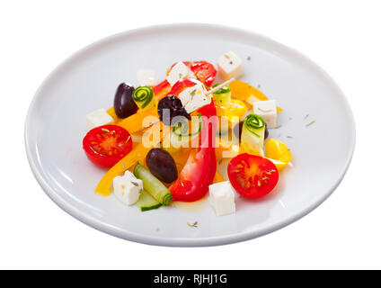 Assiette de salade grecque savoureux avec des concombres, tomates, poivrons et fromage feta. Plus isolé sur fond blanc Banque D'Images