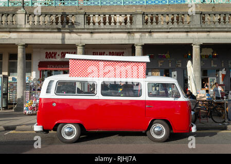 Un rouge et blanc Volkswagen VW campervan garé sur Madeira Drive à Brighton, Sussex, Angleterre. Banque D'Images