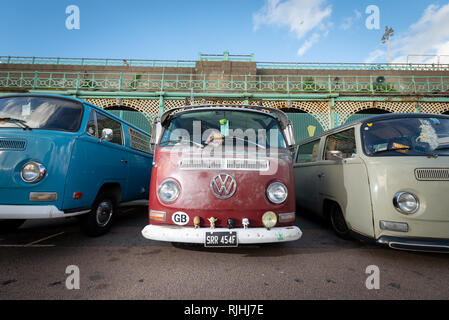 Trois camping-cars VW Volkswagen dans une rangée et garé sur Madeira Drive à Brighton, Sussex, Angleterre. Banque D'Images