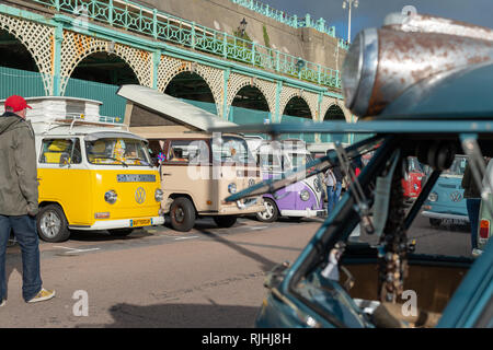 Les campervans VW Volkswagen restauré et mis en garde sur Madeira Drive à Brighton, Sussex, Angleterre. Banque D'Images