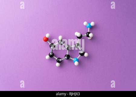 Formule chimique de la sérotonine sur fond violet Banque D'Images