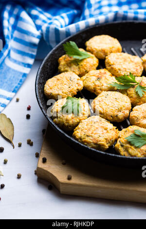 Fait à partir de boulettes de poulet et légumes. Meatball avec poulet et carotte, céleri. Aliments à faible teneur en gras pour un régime alimentaire Banque D'Images