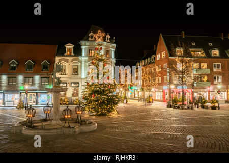 Nuit à la grand'place (Stortorget) de nuit à l'époque de Noël, Ystad, Uppsala, Suède, Scandinavie Banque D'Images