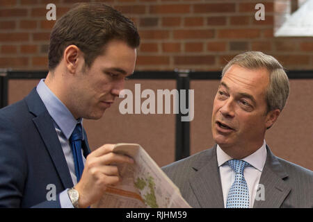 Michael Heaver et Nigel Farage regardez un journal ensemble avant une conférence de presse à Londres le 30 juillet, 2015. Banque D'Images