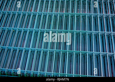 Paquet de panneaux en acier galvanisé pour la clôture avec un revêtement en poudre de couleur verte close-up Banque D'Images