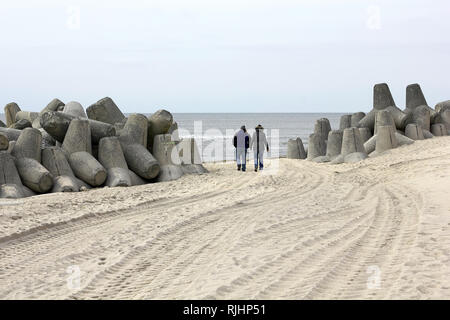 Une promenade à travers la barrière des tétrapodes à la plage de Sylt Banque D'Images