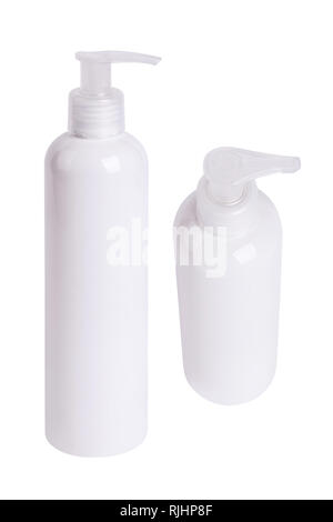 Bouteille en plastique blanc isolé sur fond blanc. Mise en bouteilles de plastique avec bouchon pour les cosmétiques Banque D'Images