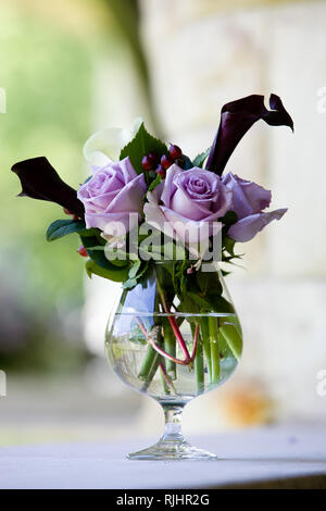 Arrangement de fleurs à un événement de Mariage - Bouquet de fleurs sur un set de table pour des repas pendant un mariage Banque D'Images