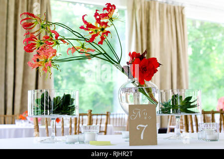 Arrangement de fleurs à un événement de Mariage - Bouquet de fleurs sur un set de table pour des repas pendant un mariage Banque D'Images