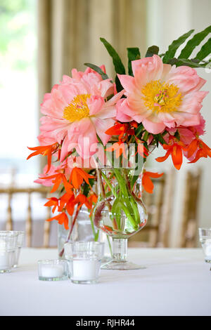 Arrangement de fleurs à un événement de Mariage - Bouquet de fleurs sur un set de table pour des repas pendant un mariage Banque D'Images