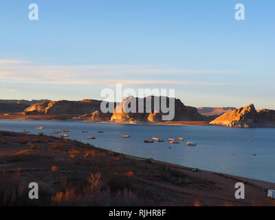 Bateaux au lac Powell pendant le coucher du soleil, printemps 2015 Banque D'Images