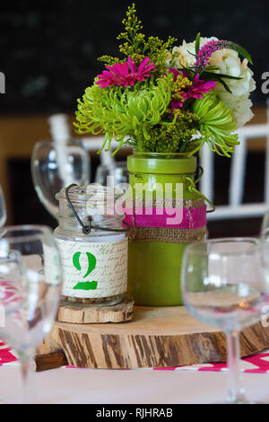 Arrangement de fleurs à un événement de Mariage - Bouquet de fleurs sur un set de table pour des repas pendant un mariage Banque D'Images