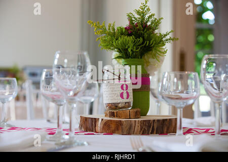 Arrangement de fleurs à un événement de Mariage - Bouquet de fleurs sur un set de table pour des repas pendant un mariage Banque D'Images