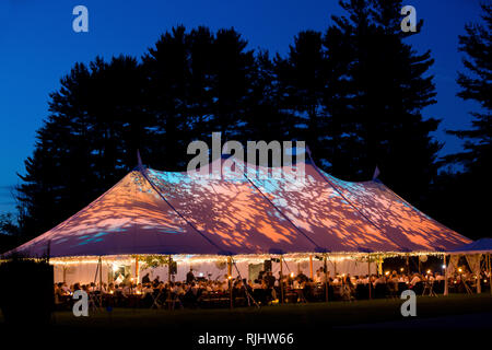 Tente de mariage dans la nuit - Événement spécial tente illuminée de l'intérieur avec du bleu foncé du ciel nocturne et arbres Banque D'Images