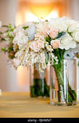 Suite nuptiale mariage bouquet dans un pot de verre avant la cérémonie de mariage, des fleurs blanches et roses Banque D'Images