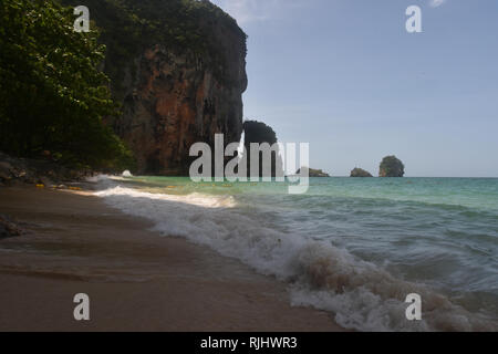 Falaises calcaires à Railay Beach Banque D'Images