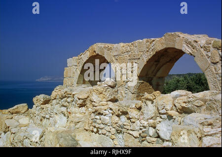 Bishop's Palace, ancienne demeure Kourion, Episkopi, Limassol, Chypre District : double arches de pierre contre le bleu de la Méditerranée Banque D'Images