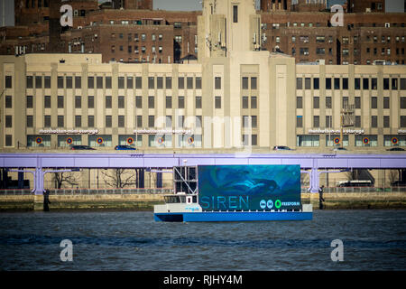 Un bateau transportant un affichage numérique se déplace vers le bas de l'East River, à New York, le samedi, 2 février 2019. Un bateau à partir de la propagande Media voyages dix heures par jour en haut et en bas New York waterways montrant la publicité numérique. (© Richard B. Levine) Banque D'Images