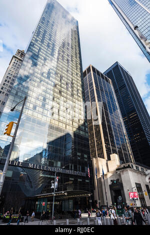 La ville de New York, USA - Le 26 juillet 2018 : Façade de la Millennium Hilton New York hôtel du centre-ville à côté de One World Trade Center avec des personnes dans la région de Manha Banque D'Images