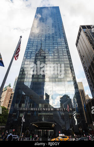 La ville de New York, USA - Le 26 juillet 2018 : Façade de la Millennium Hilton New York hôtel du centre-ville à côté de One World Trade Center avec des personnes dans la région de Manha Banque D'Images