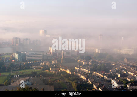 Aperçu de Swansea City y compris Marina Meridian Quay Swansea au Pays de Galles dans la brume Banque D'Images