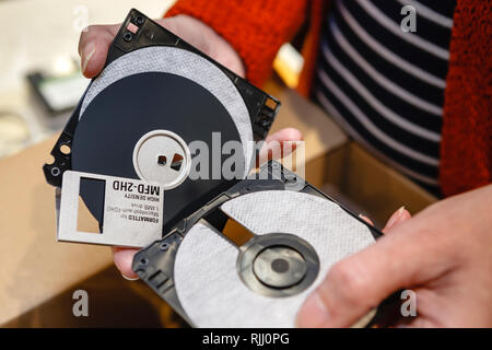 Coupe jusqu'ancienne disquette disque avec des ciseaux pour détruire de l'information Banque D'Images