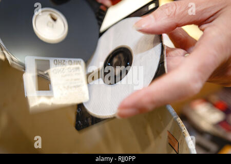 Coupe jusqu'ancienne disquette disque avec des ciseaux pour détruire de l'information Banque D'Images