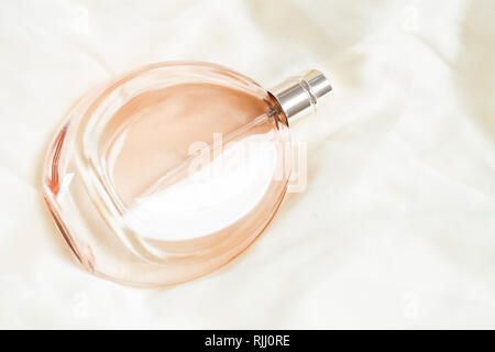 Flacon de parfum sur fond de soie Banque D'Images