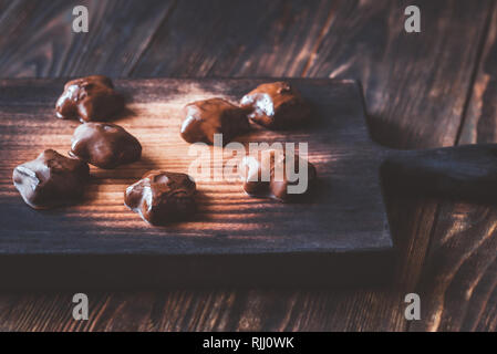 Gingerbread stars sur la planche de bois Banque D'Images