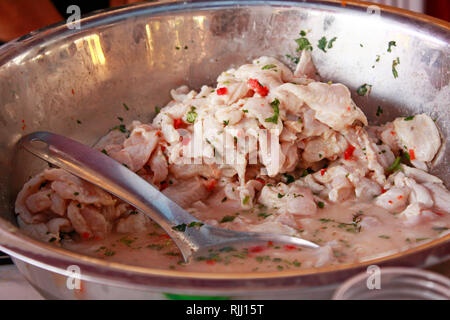 La préparation traditionnelle du Pérou ceviche, plat de poisson cru dans un bol en aluminium Banque D'Images