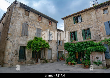 Lagrasse, France ; Juin 2015 : vieilles maisons médiévales avec des volets verts sur place de l'un plus beau village médiéval de France, Lagrasse Banque D'Images