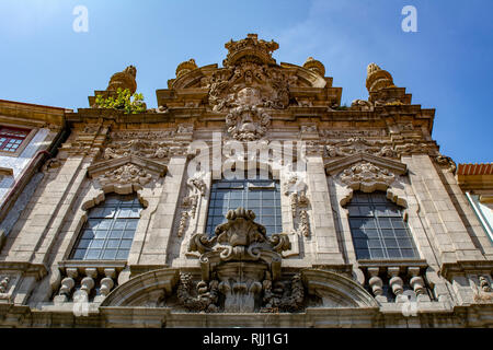 Porto, Portugal ; Août 2018 : façade de style gothique et Renaissance de l'église de la miséricorde de Porto à Rua das Flores dans la ville de Porto. Banque D'Images