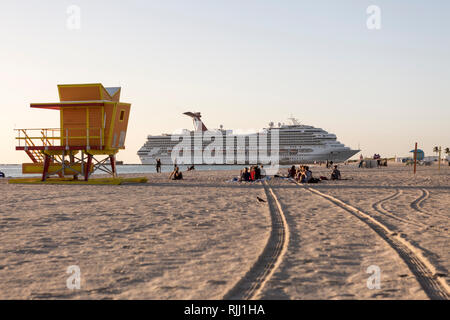 Un grand bateau de croisière est guidée dans le chenal menant au terminal des croisières au large de South Beach, Miami Beach, Floride Banque D'Images