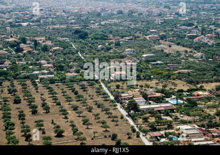 Les bosquets d'arbres et villas rurales menant vers la ville de Cinisi dans le district de Palerme en Sicile. Vue aérienne sur un été ensoleillé morni Banque D'Images