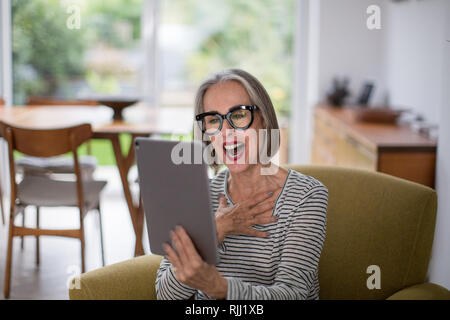 Femelle adulte mature sur une famille de vidéocall Banque D'Images