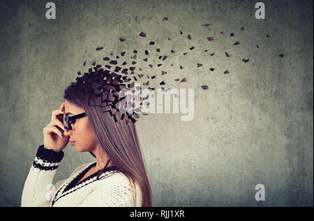 La perte de mémoire en raison de la démence ou des lésions cérébrales. Portrait d'une femme qui a perdu des parties de tête comme symbole d'une diminution de l'esprit. Banque D'Images