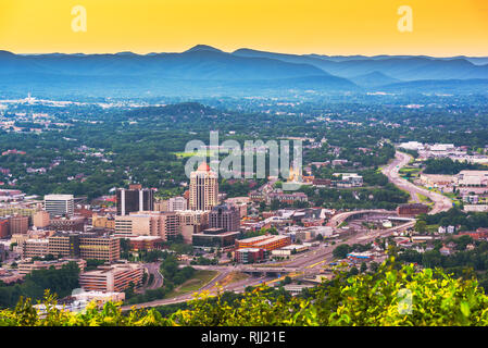 Roanoke, Virginia, USA downtown skyline from above at dusk. Banque D'Images